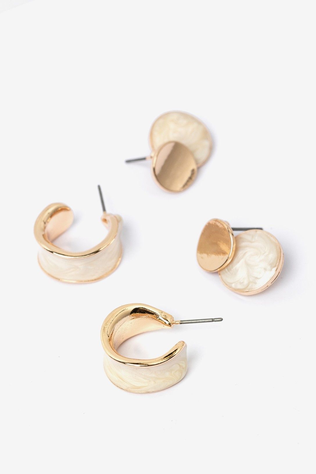 Pendientes Aina Vilanova dorados con aros y diseño marmoleado