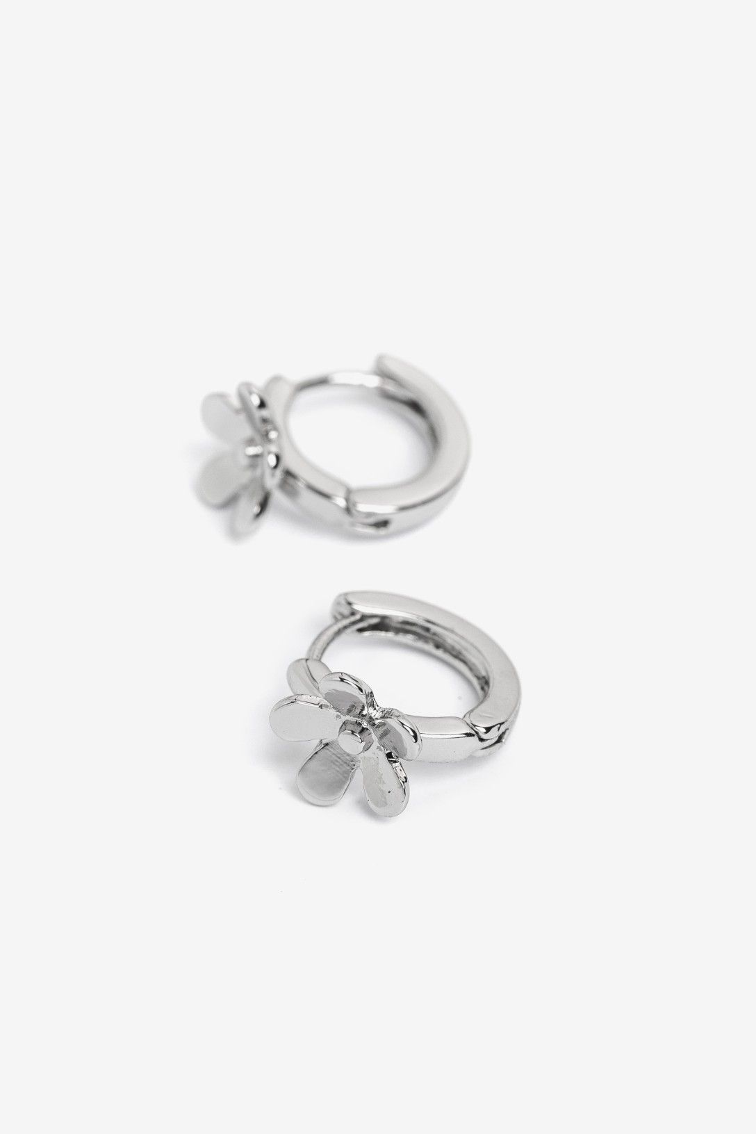 Pendientes Flor Vilanova plateado de aro pequeño con colgante floral
