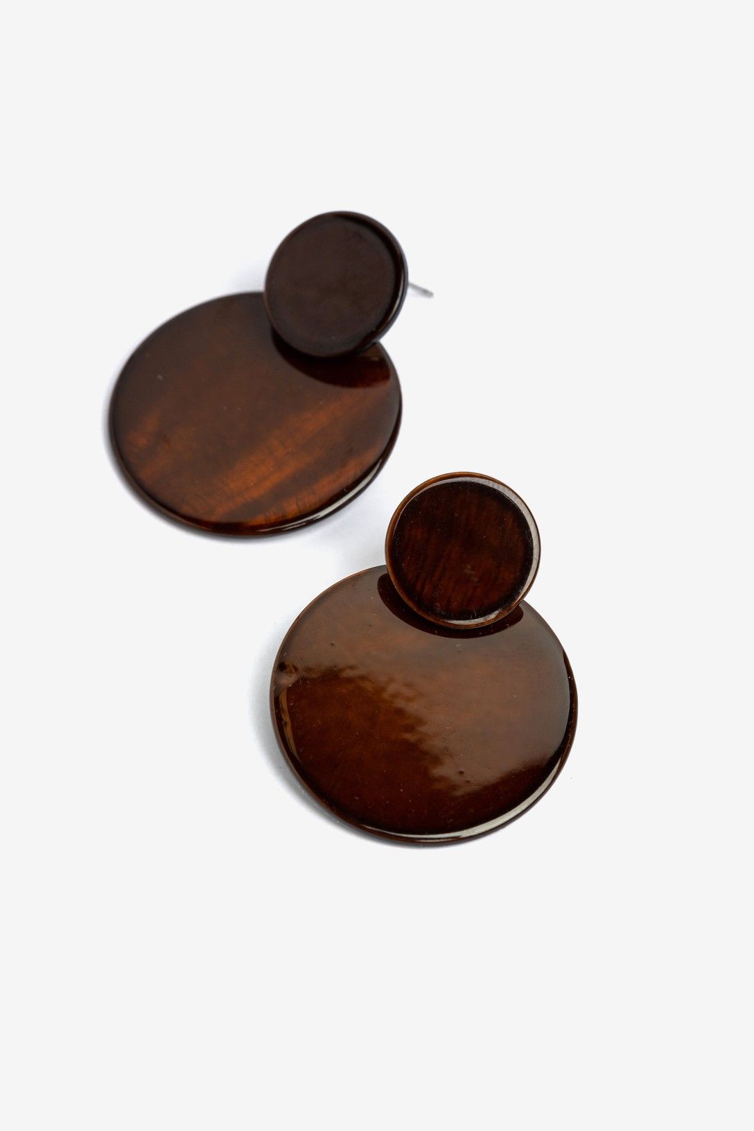 Pendientes Mara Vilanova marrón con diseño circular de nácar