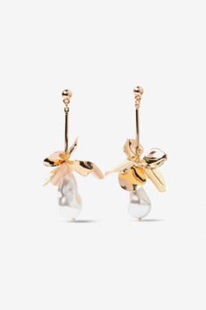 Pendientes Odelia Vilanova dorados con flor metálica y gran perla blanca