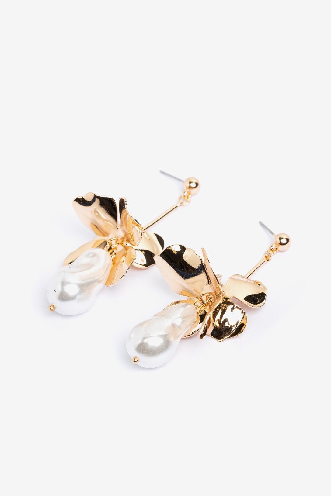 Pendientes Odelia Vilanova dorados con flor metálica y gran perla blanca