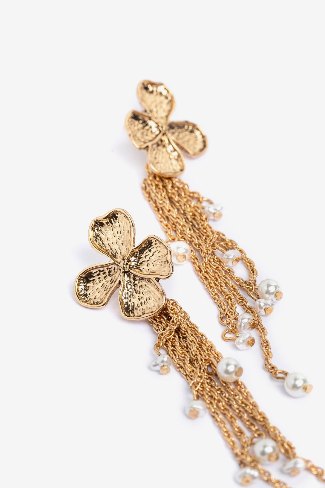 Pendientes Ornella Vilanova dorados con flor, cadenas y pequeñas perlas blancas