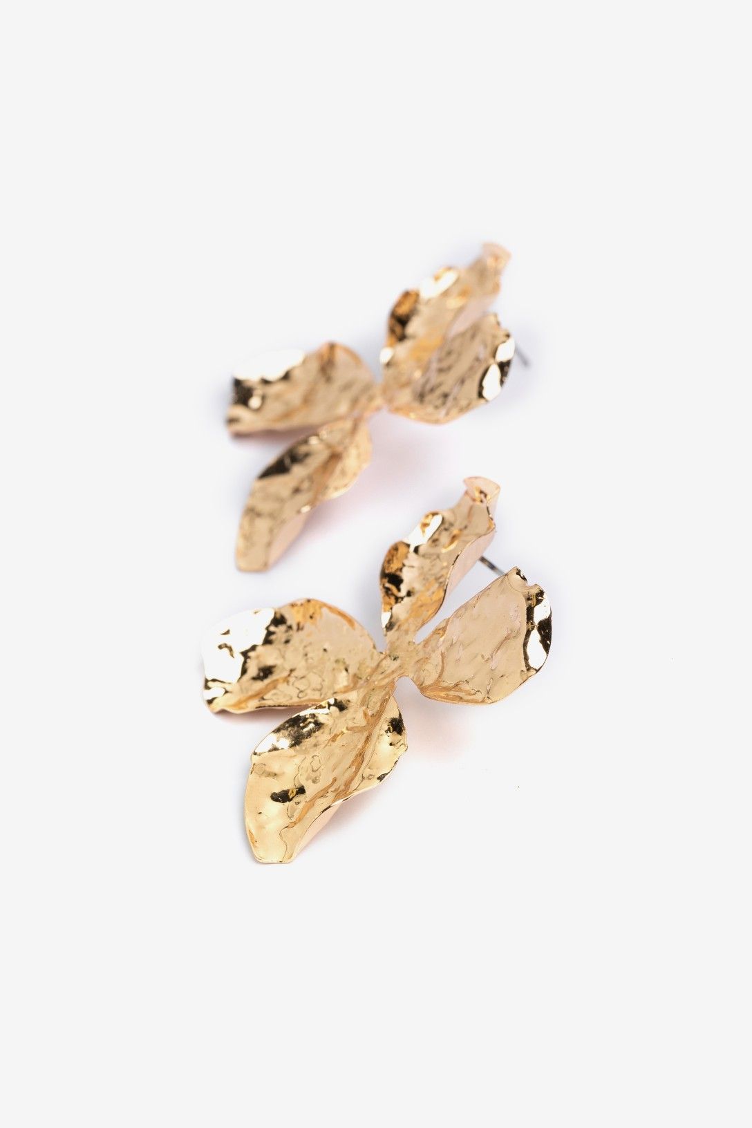 Pendientes Zenda Vilanova dorados con forma de flor y textura martillada. Un diseño grande, elegante y lleno de personalidad