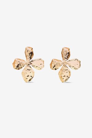 Pendientes Zenda Vilanova dorados con forma de flor y textura martillada. Un diseño grande, elegante y lleno de personalidad