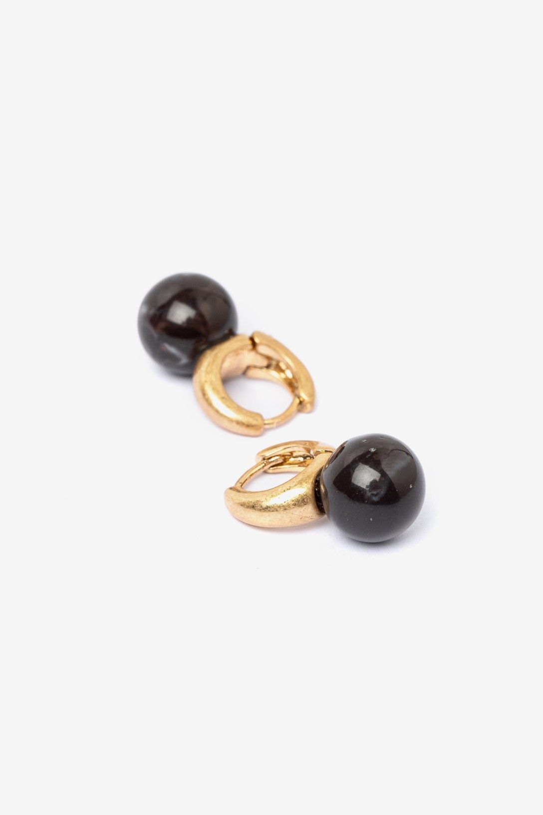Aros pequeños Vilanova dorado marrón con bola decorativa.