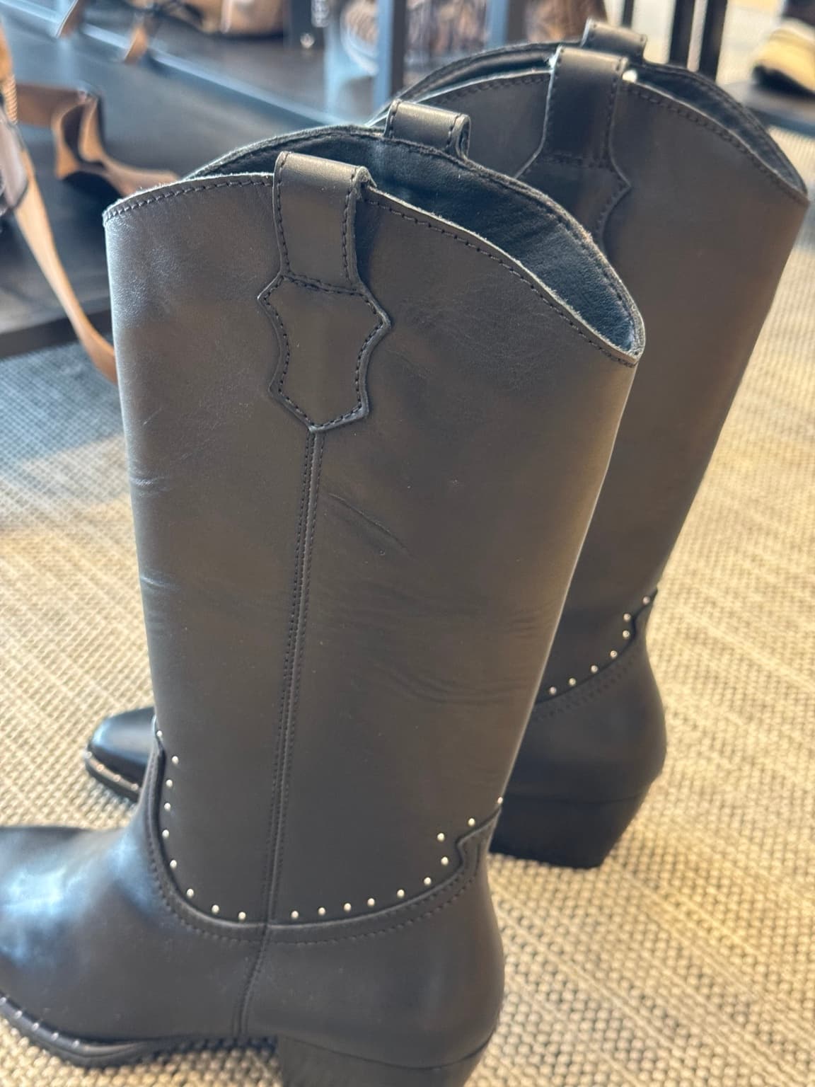 Bota Carnota LOL negro de piel estilo cowboy con detalles metálicos