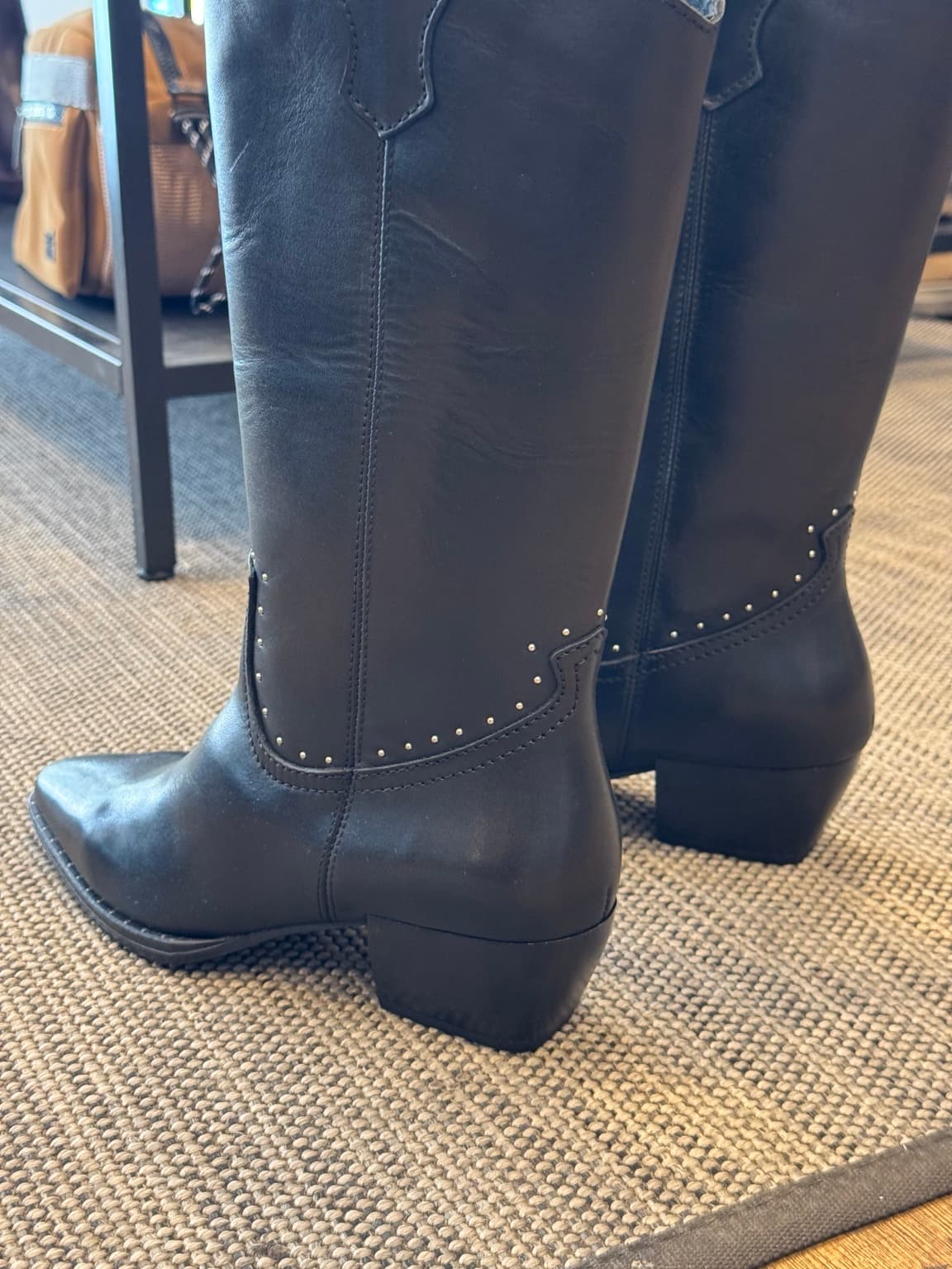 Bota Carnota LOL negro de piel estilo cowboy con detalles metálicos