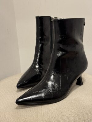 Botín Xti negro efecto coco Mireya con tacón fino de 6 cm