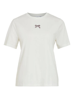 Camiseta Sybil Vila crudo con lazo bordado burdeos