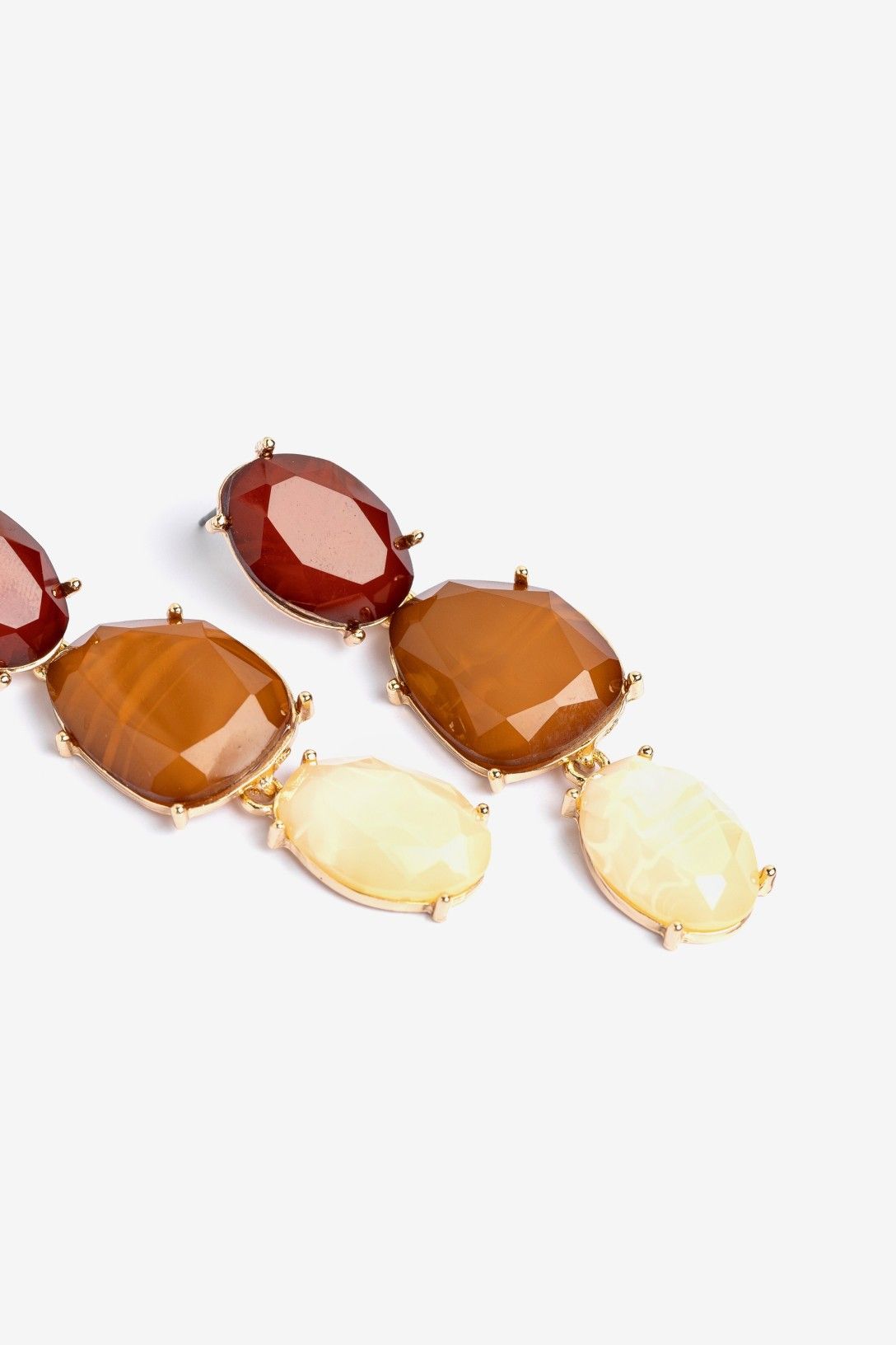Pendientes 3 Piedras Facetadas Vilanova multicolor con acabado dorado y diseño alargado en tonos teja, ámbar y marfil.