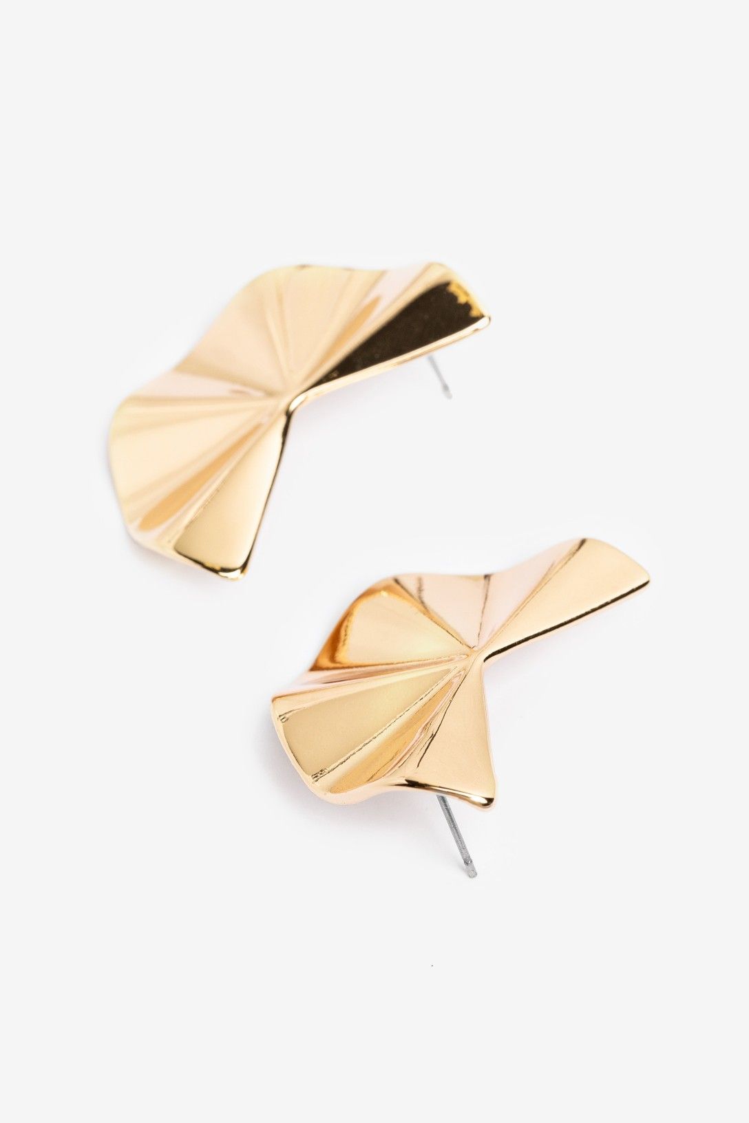 Pendientes Abanico Vilanova dorados con diseño grande plisado y acabado metálico.