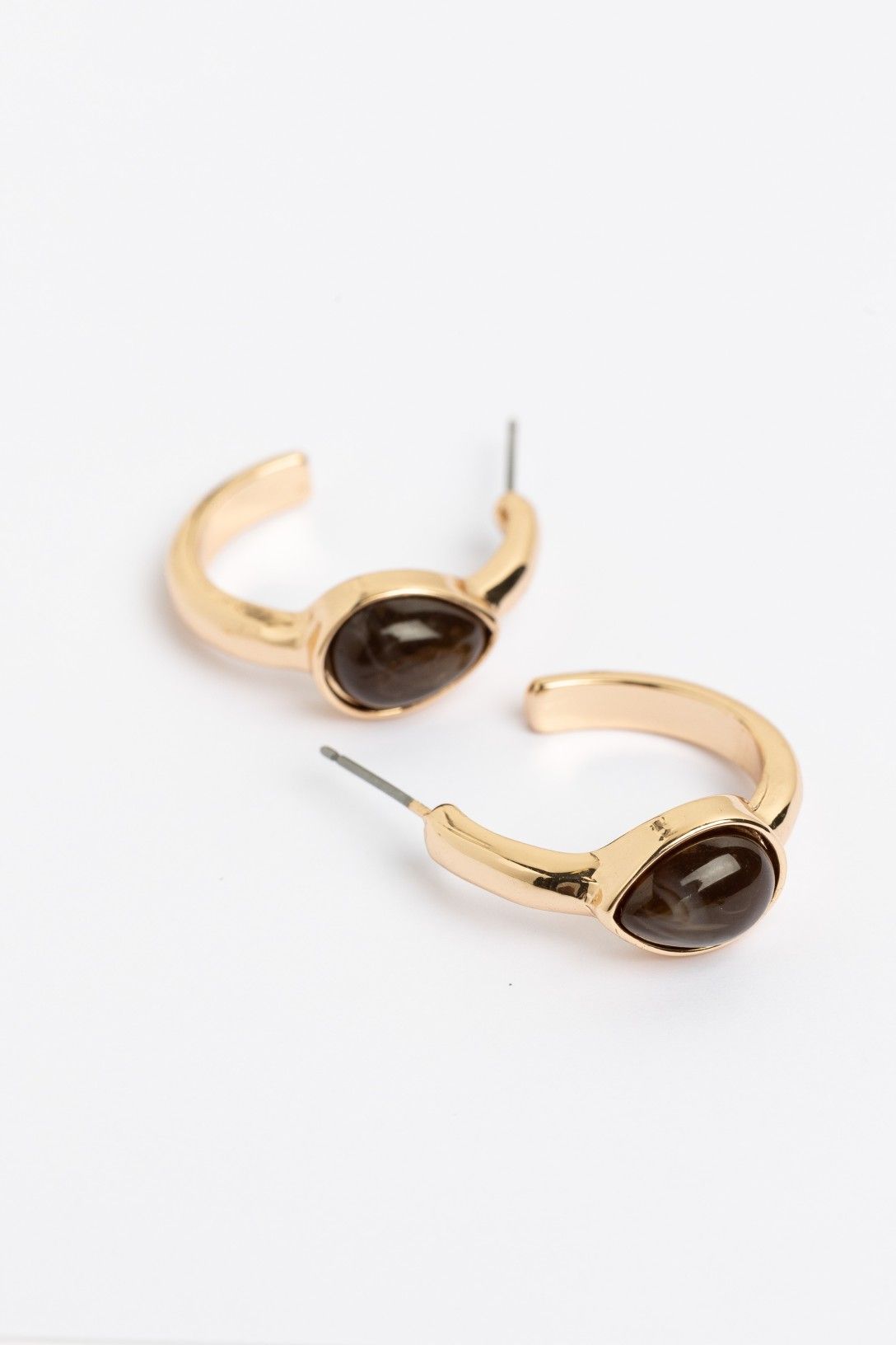 Pendientes aro minimal Vilanova dorados con detalle marrón en forma de lágrima.