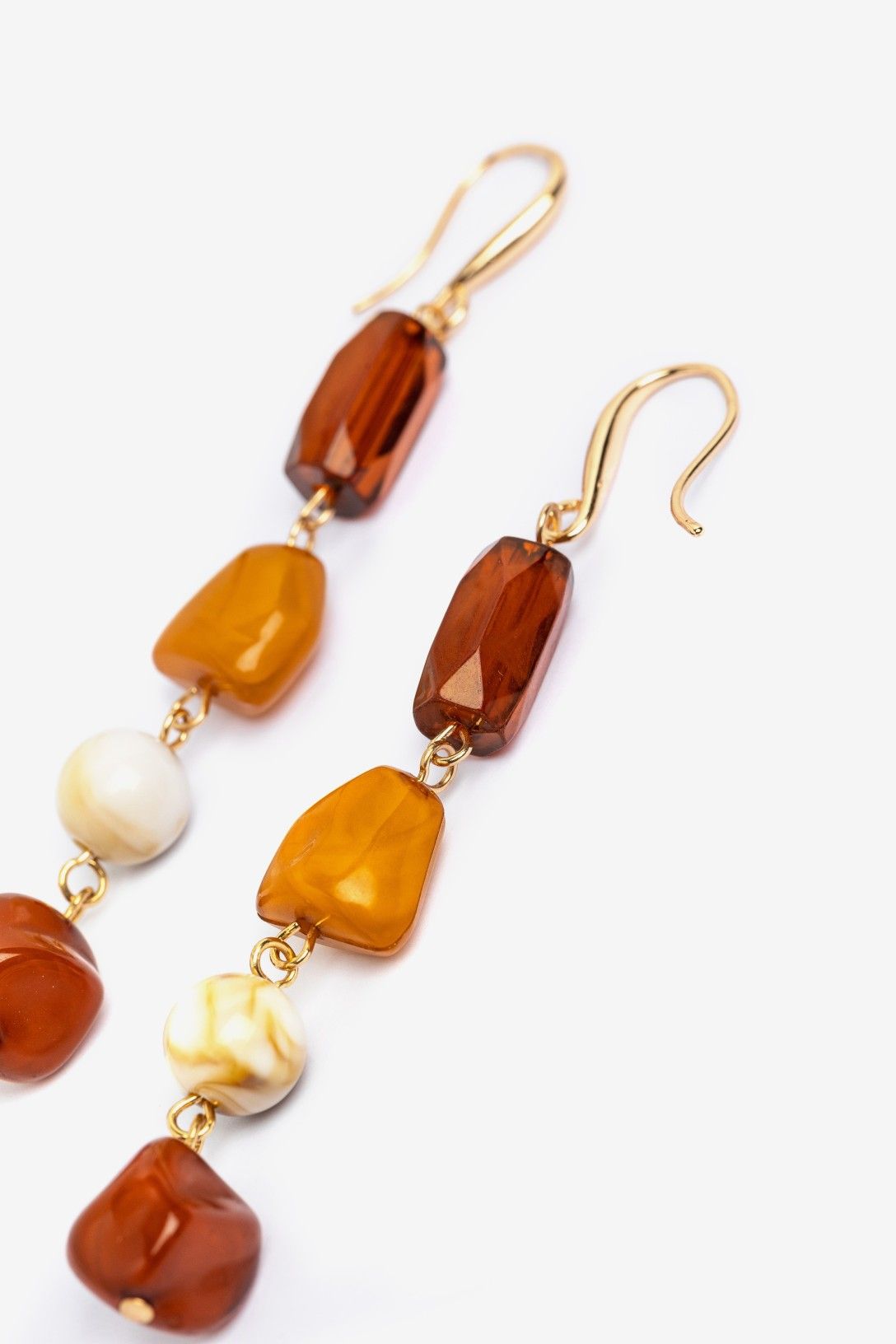 Pendientes Boho Vilanova multicolor largos con cuentas marrones, ámbar y crema.
