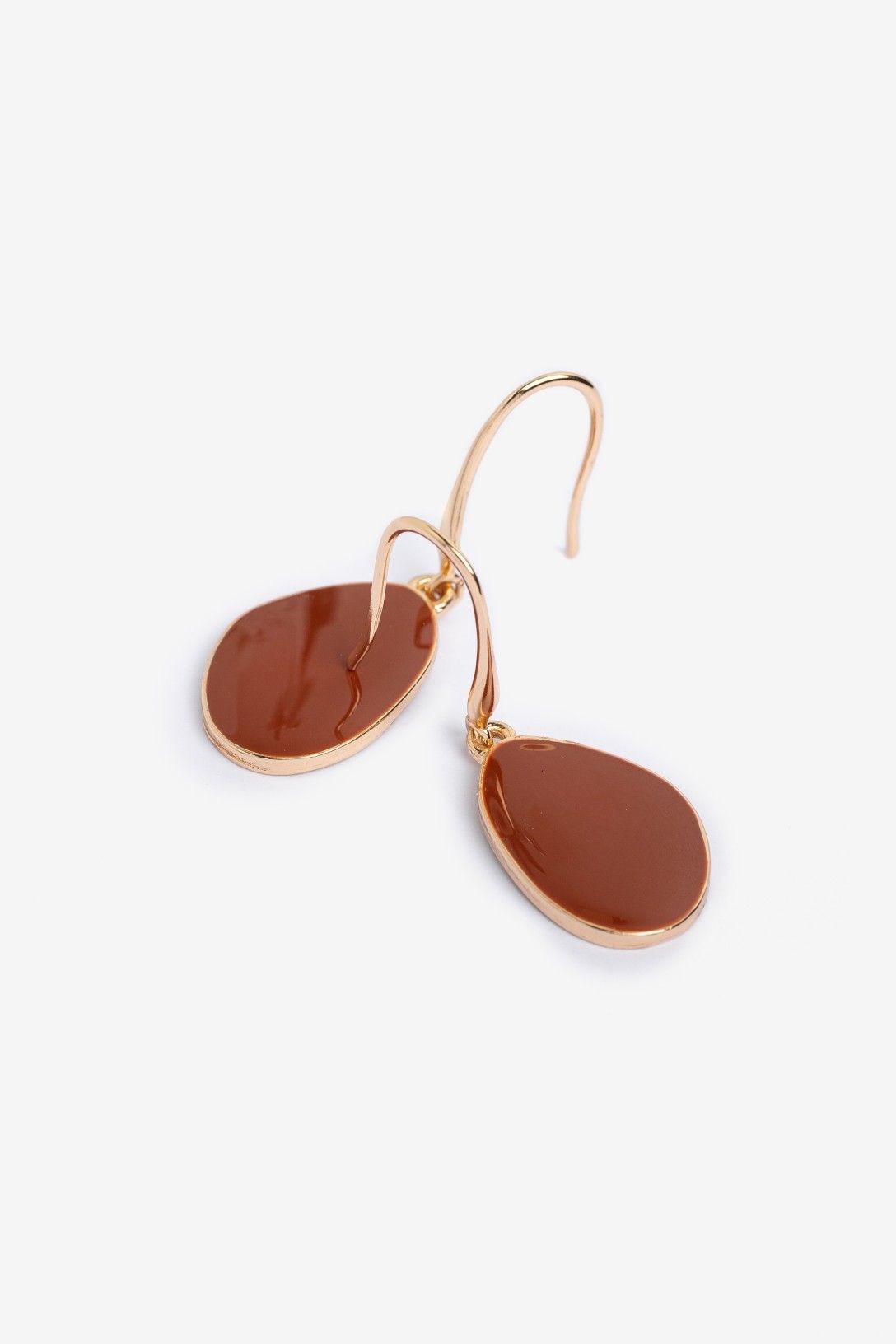 Pendientes colgantes Oval Vilanova color teja con detalle dorado.