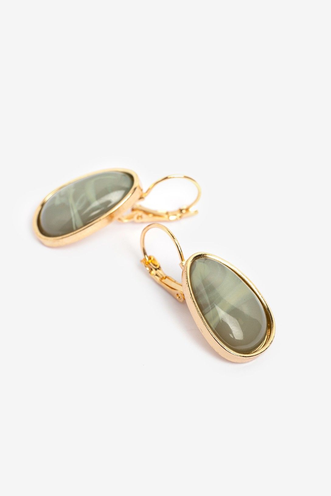 Pendientes Gota Vilanova verde con acabado dorado.