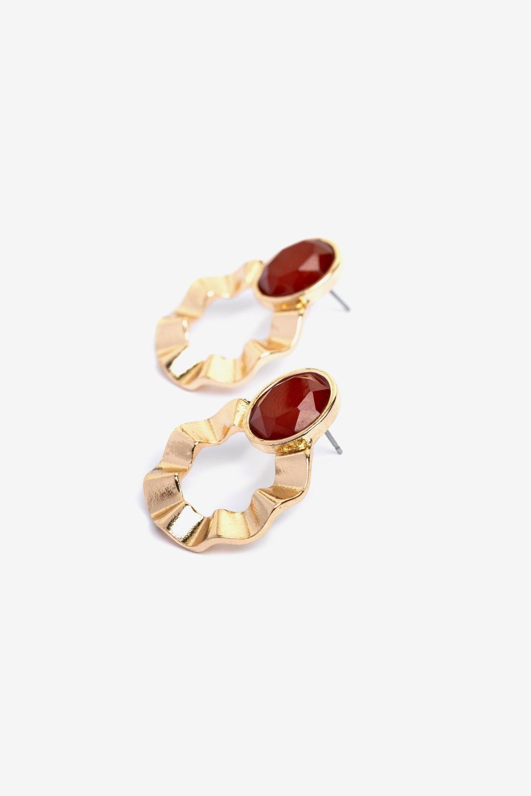 Pendientes Ondas Vilanova burdeos con diseño dorado ondulado y detalle facetado.