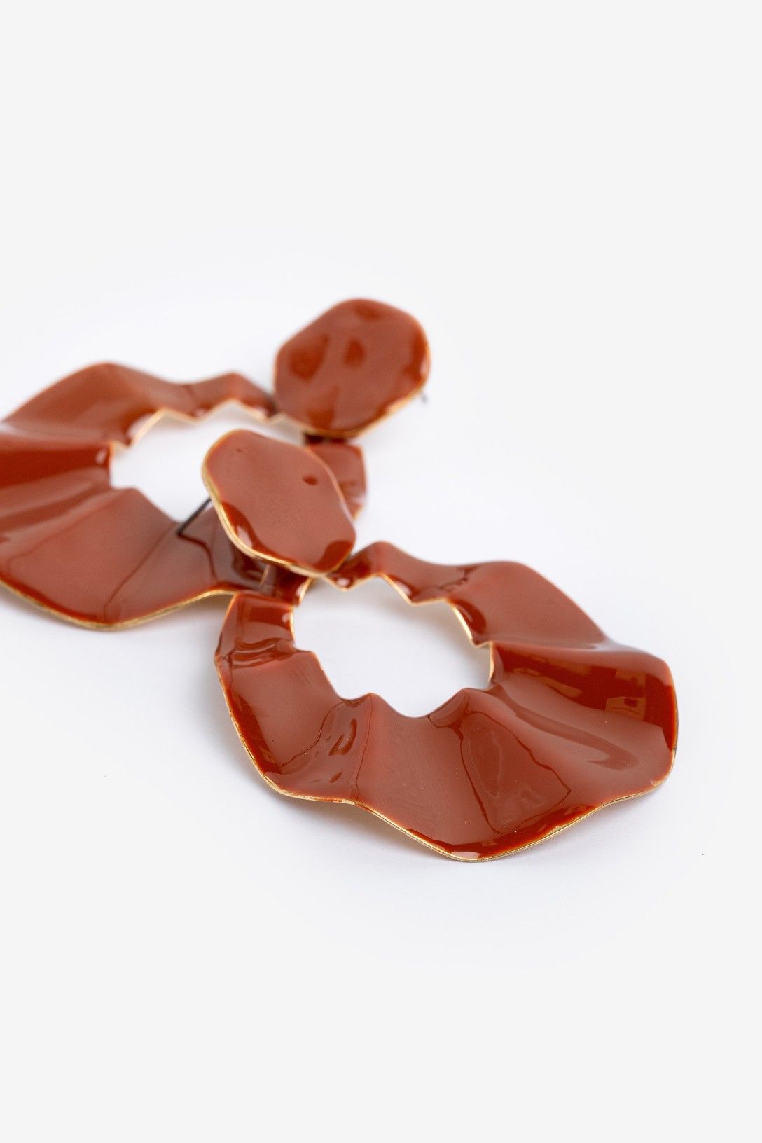 Pendientes ovalados Vilanova teja grandes con diseño irregular y acabado brillante.