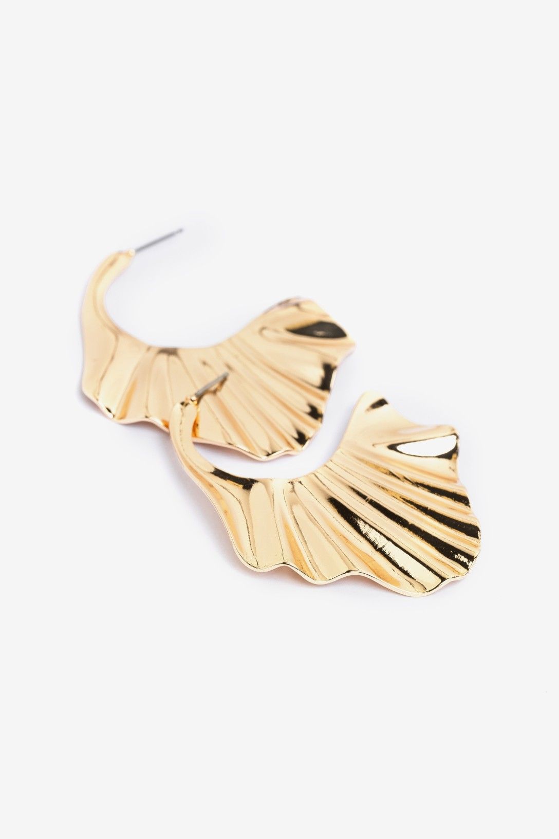 Pendientes Textura Ondulada Vilanova dorado con diseño abierto y acabado metálico brillante.