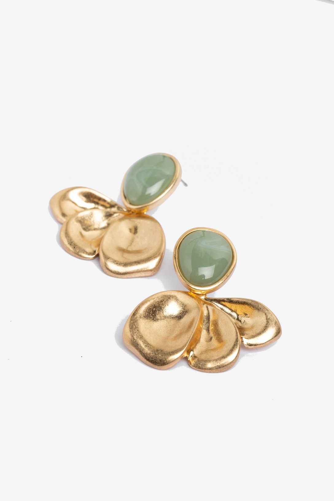 Pendientes Vilanova verde y dorado con pieza ovalada y diseño orgánico.