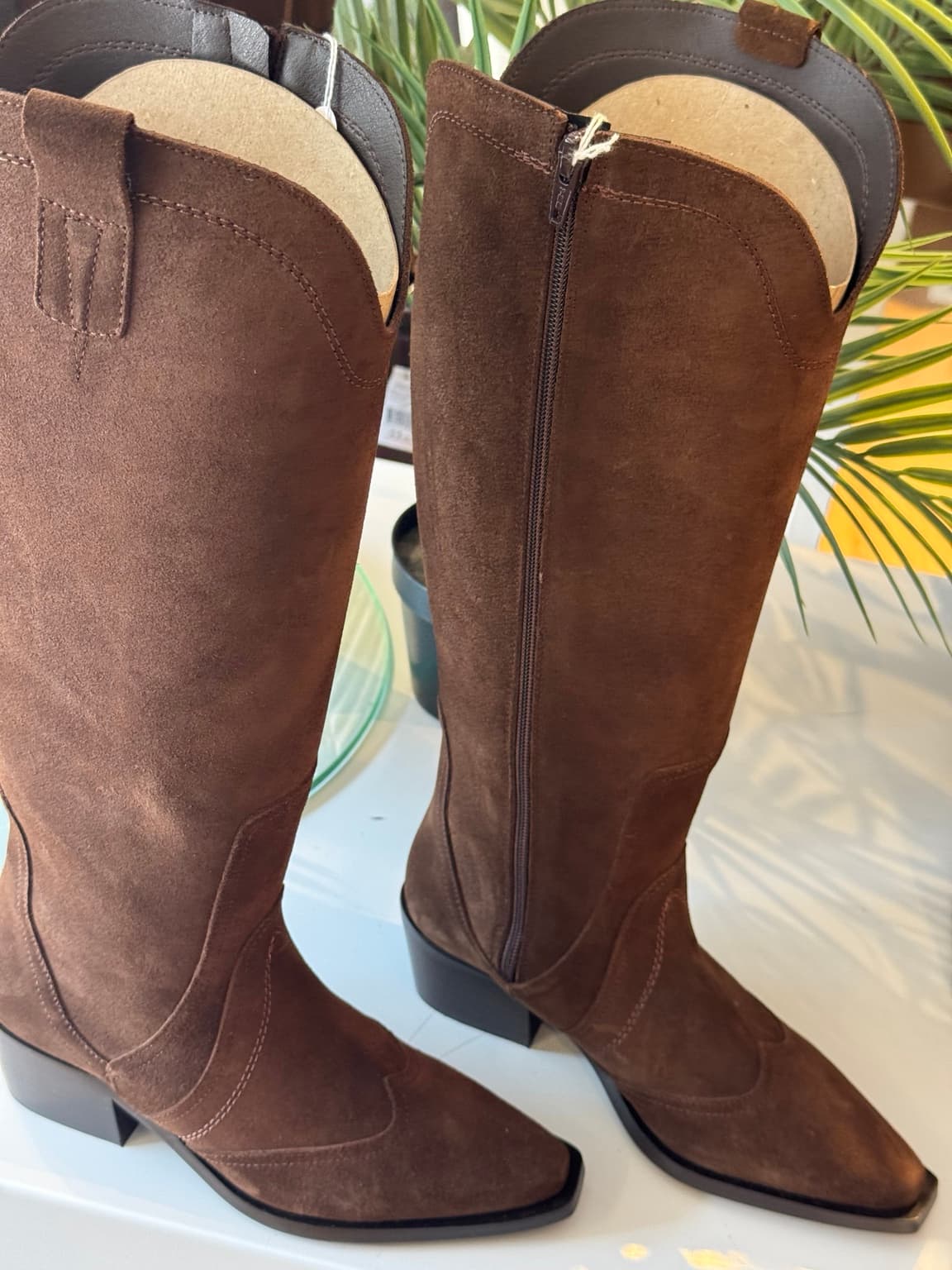 Bota Manuela Plus+ Bryan cacao en serraje, vista de la cremallera lateral