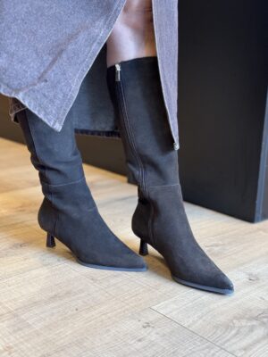 Bota Carmen Top3 de serraje marrón chocolate puesta, vista frontal