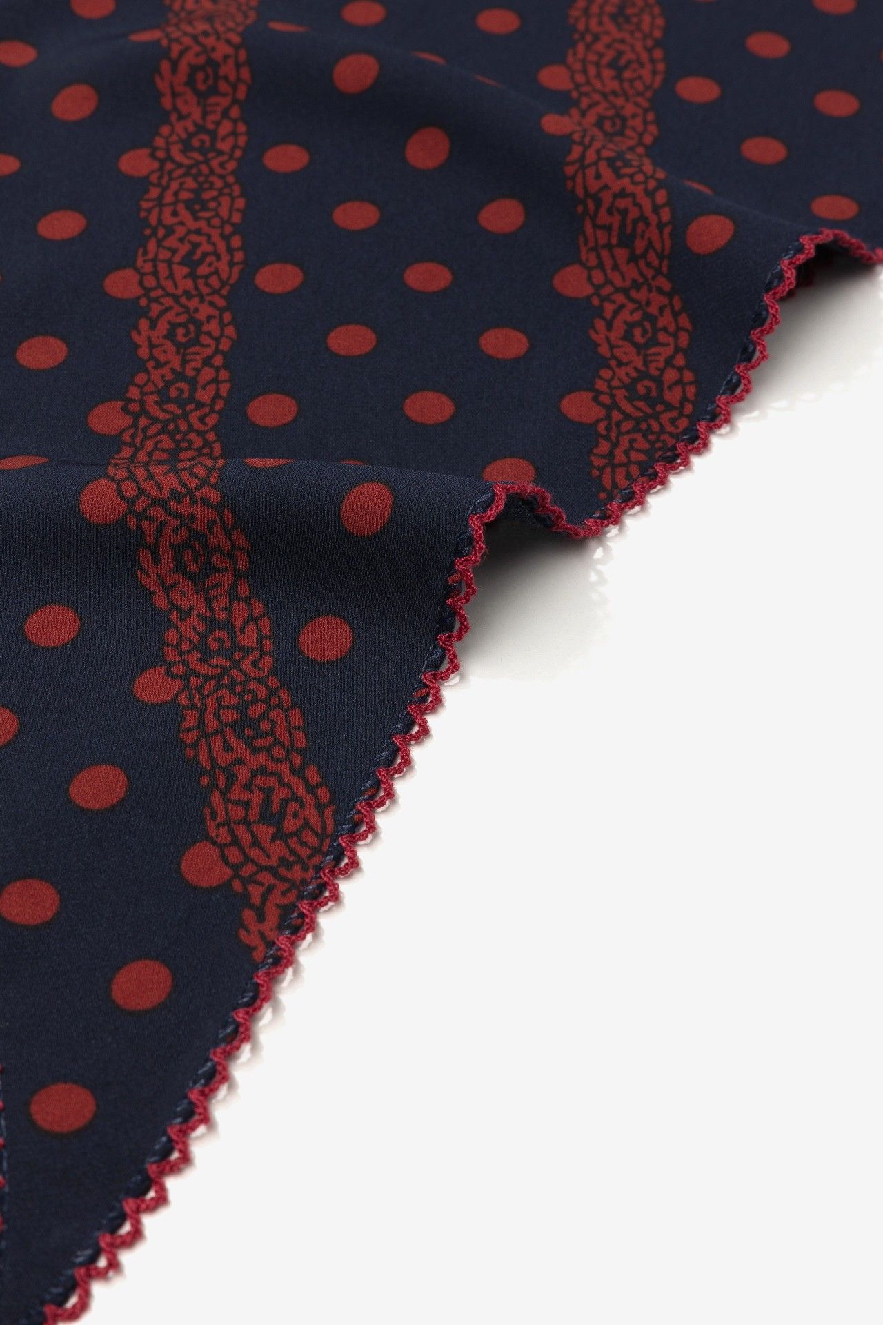 Bandana Vilanova azul marino con lunares rojos y borde ondulado