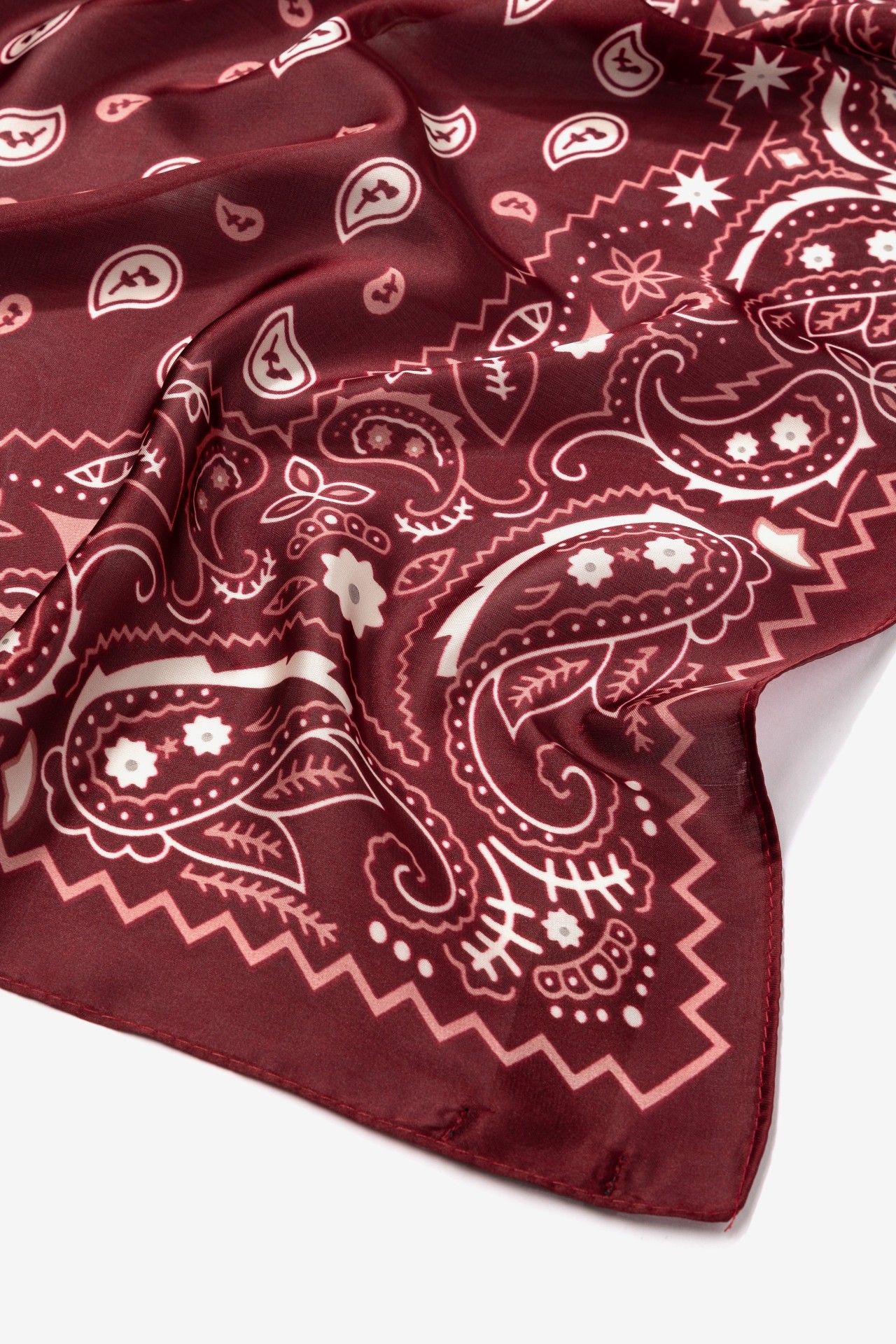 Bandana Vilanova burdeos con estampado paisley en tonos rosa y crudo