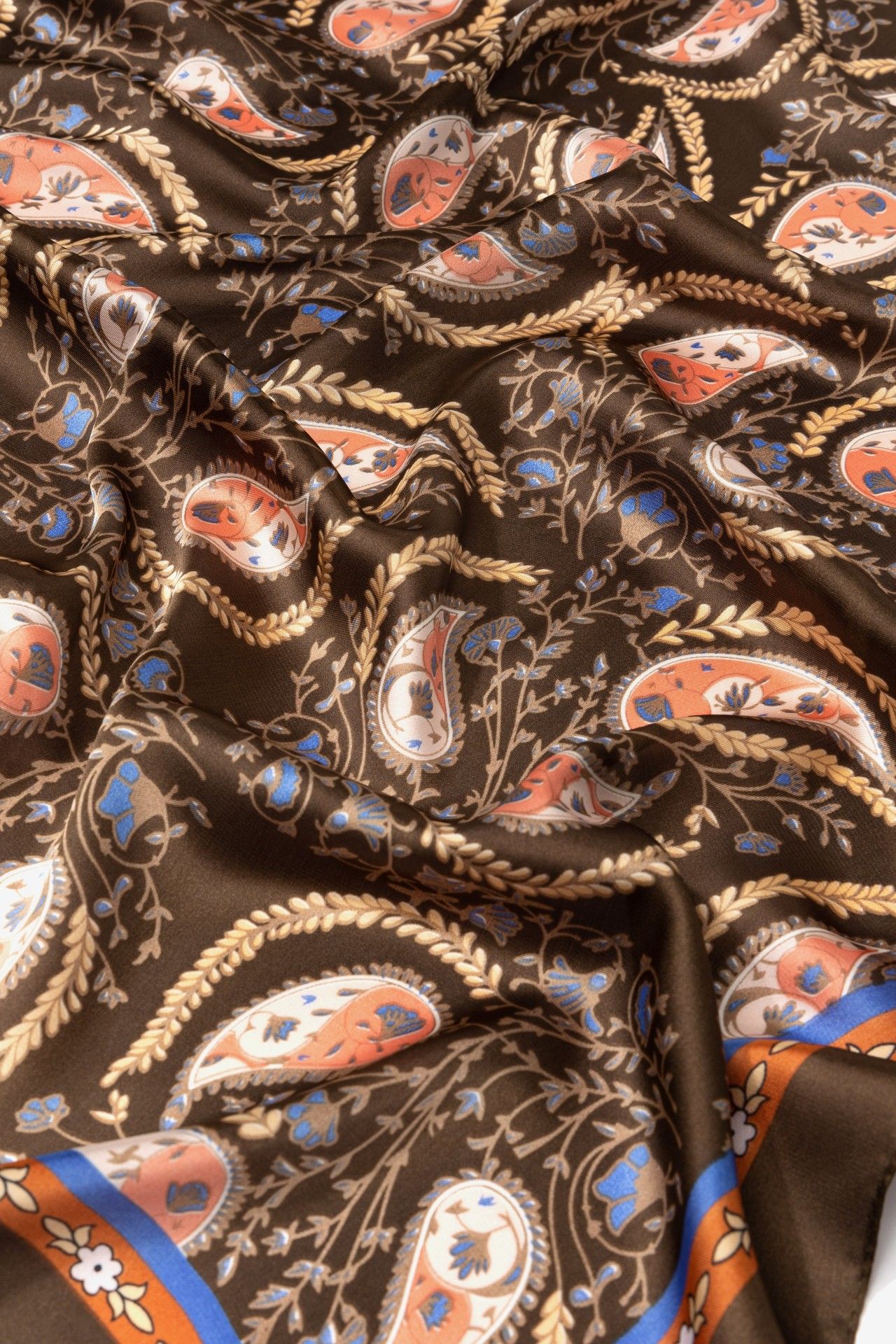 Bandana Vilanova marrón con estampado paisley multicolor y borde azul y naranja