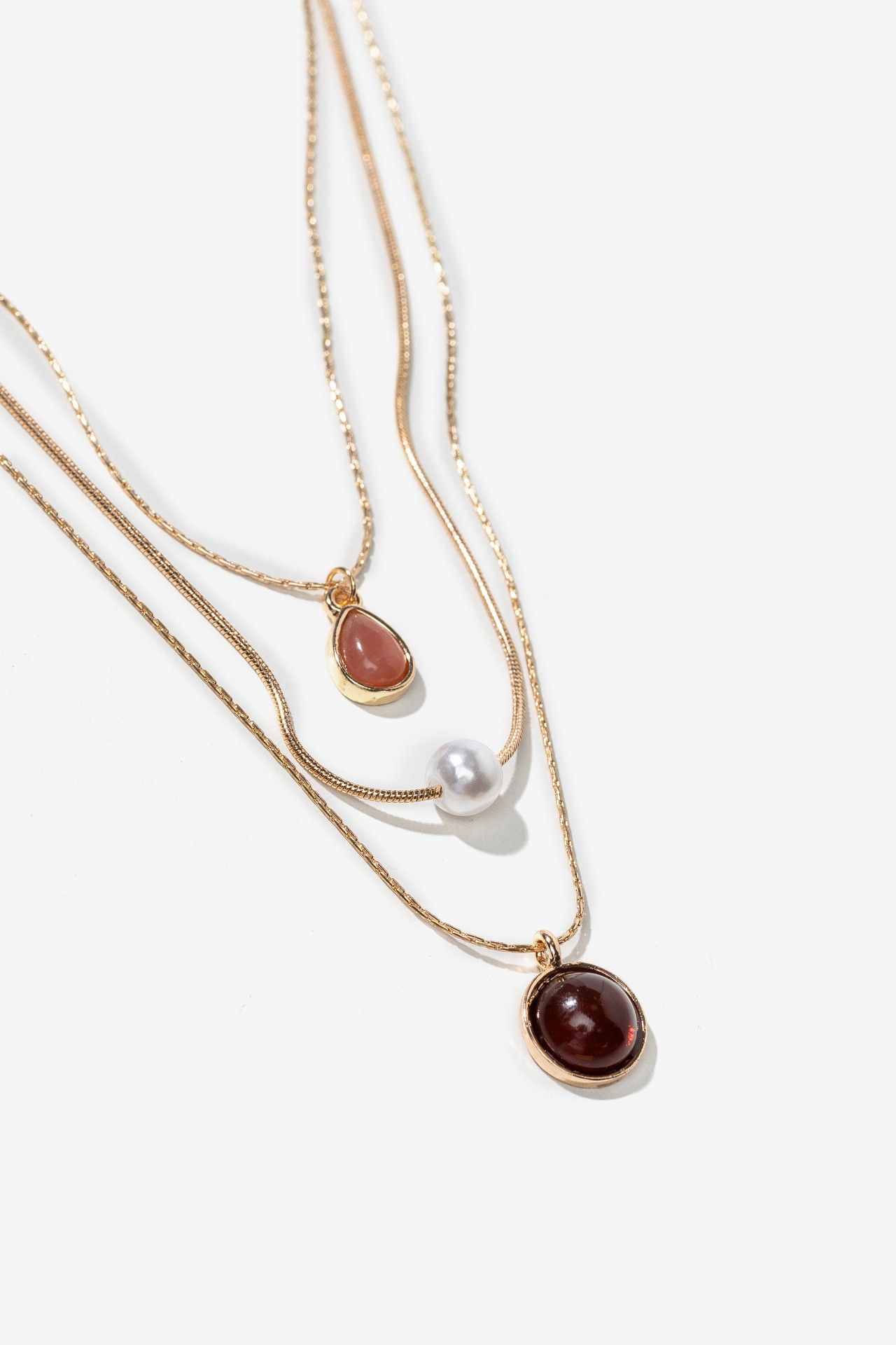 Collar Vilanova dorado de tres cadenas con colgantes vino y perla sintética