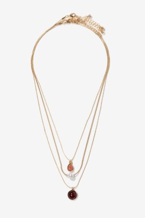 Collar Vilanova dorado de tres cadenas con colgantes vino y perla sintética