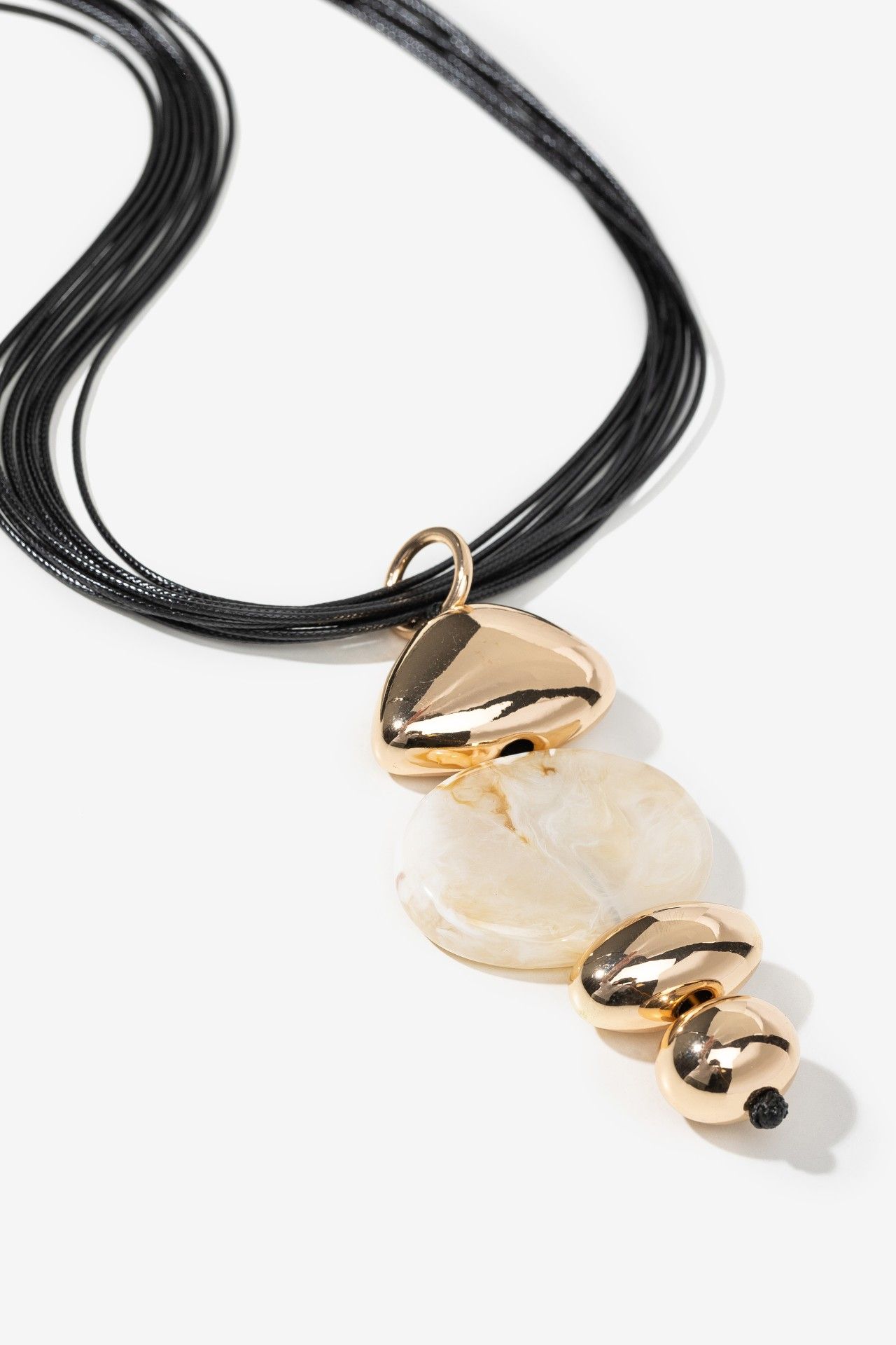 Collar Vilanova Negro con Colgante Efecto Nácar, vista 2