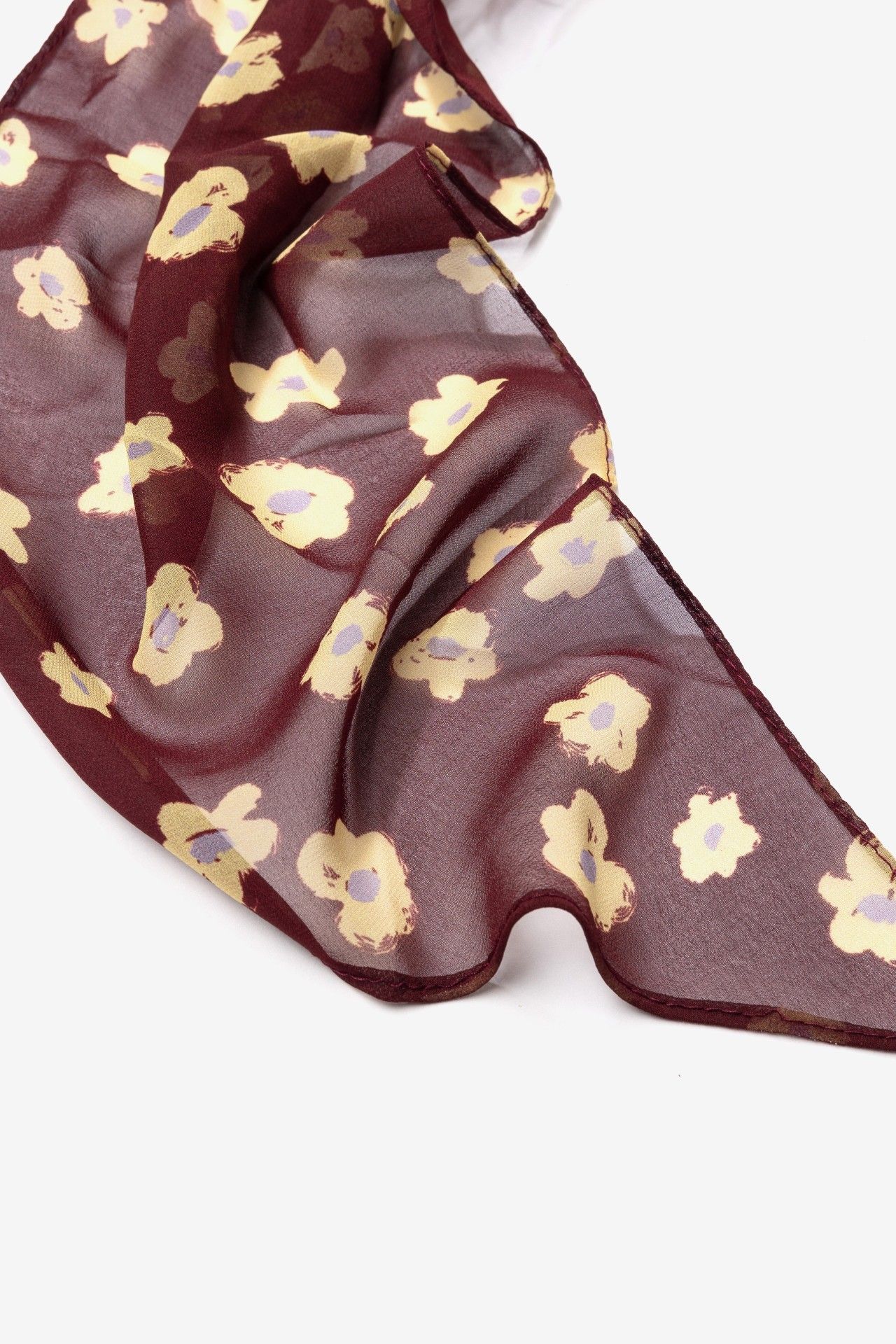 Pañuelo largo Vilanova burdeos con estampado floral amarillo