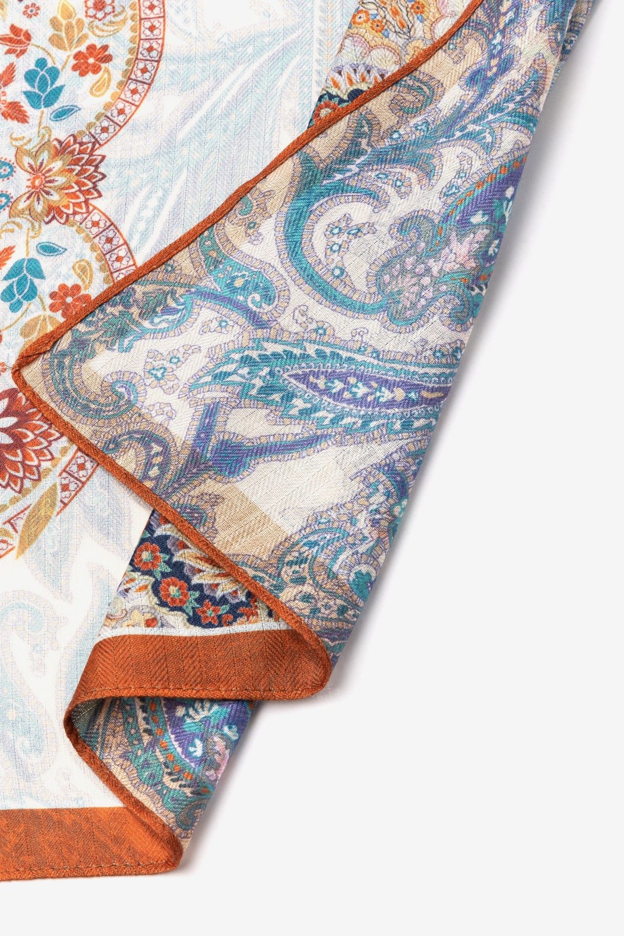 Pañuelo Vilanova blanco con estampado floral y paisley y borde naranja