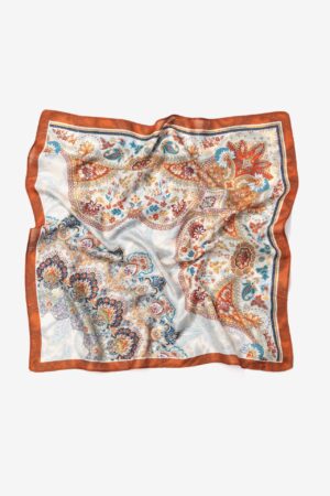 Pañuelo Vilanova blanco con estampado floral y paisley y borde naranja