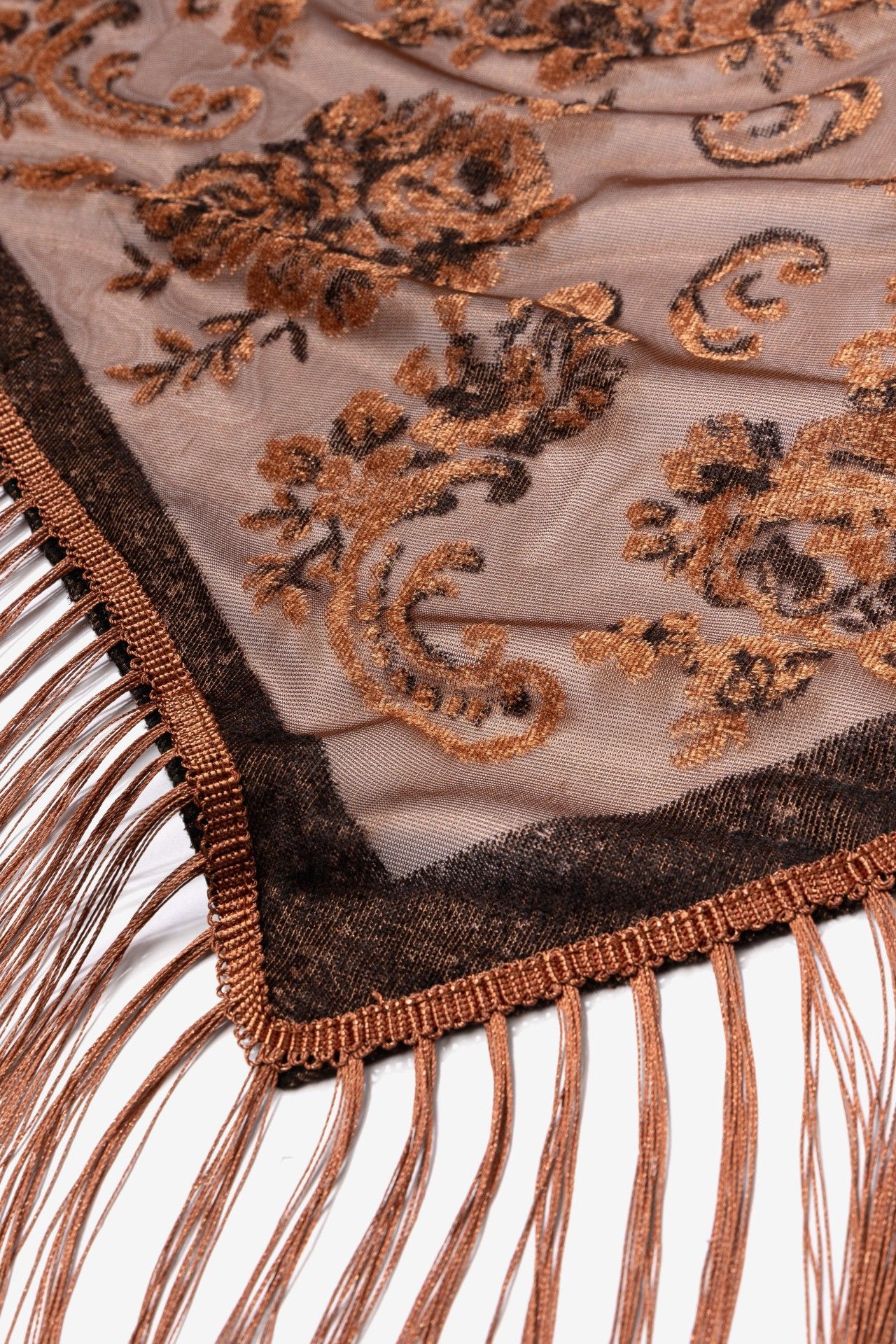 Pañuelo Vilanova marrón semitransparente con estampado floral y flecos boho