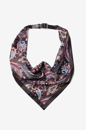Pañuelo Vilanova negro triangular con estampado paisley y hebilla ajustable