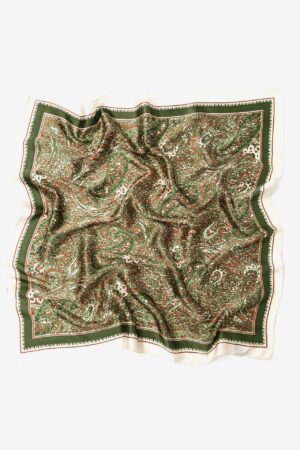 Pañuelo Vilanova verde ancho con estampado paisley detallado y borde blanco