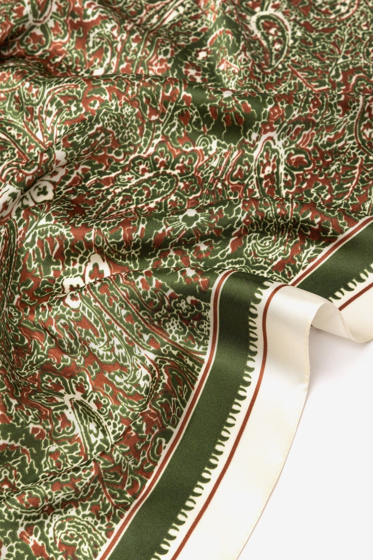 Pañuelo Vilanova verde ancho con estampado paisley detallado y borde blanco