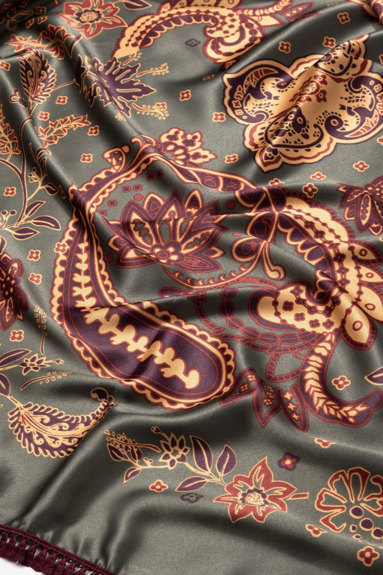 Pañuelo Vilanova verde con estampado floral y paisley