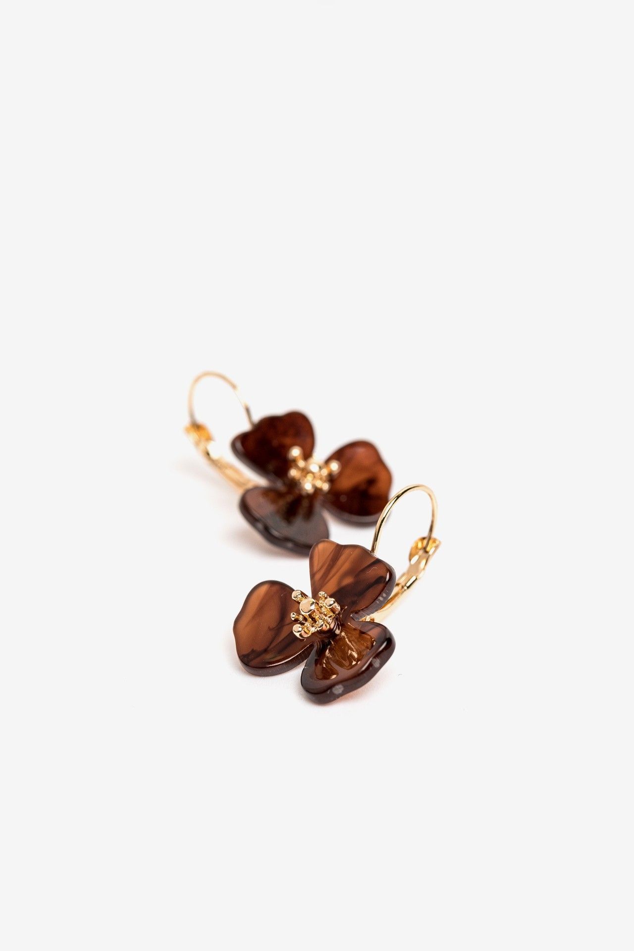 Pendientes Flor Vilanova marrón con pétalos translúcidos y centro dorado
