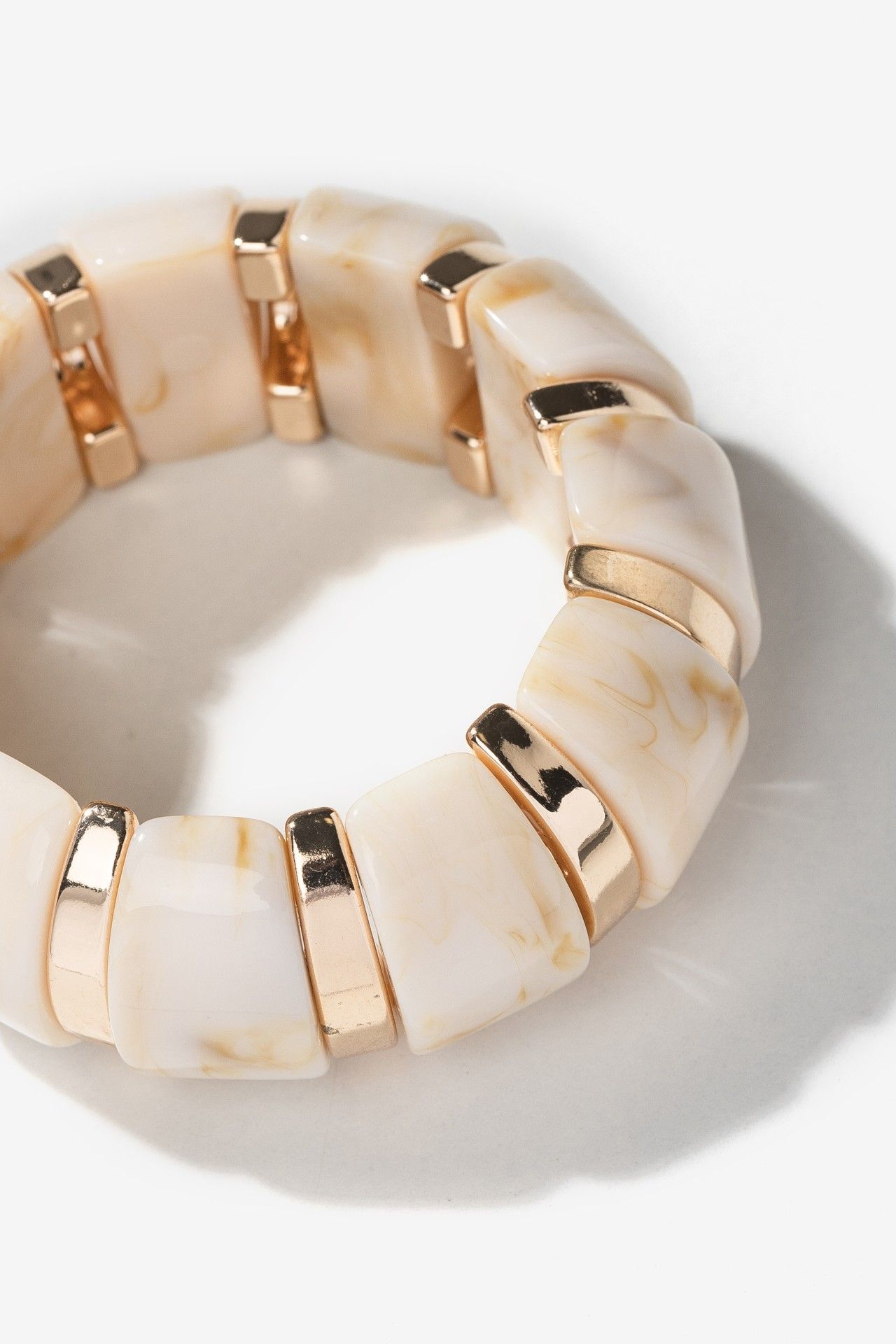 Pulsera Ancha Vilanova Beige y Dorado, vista 2