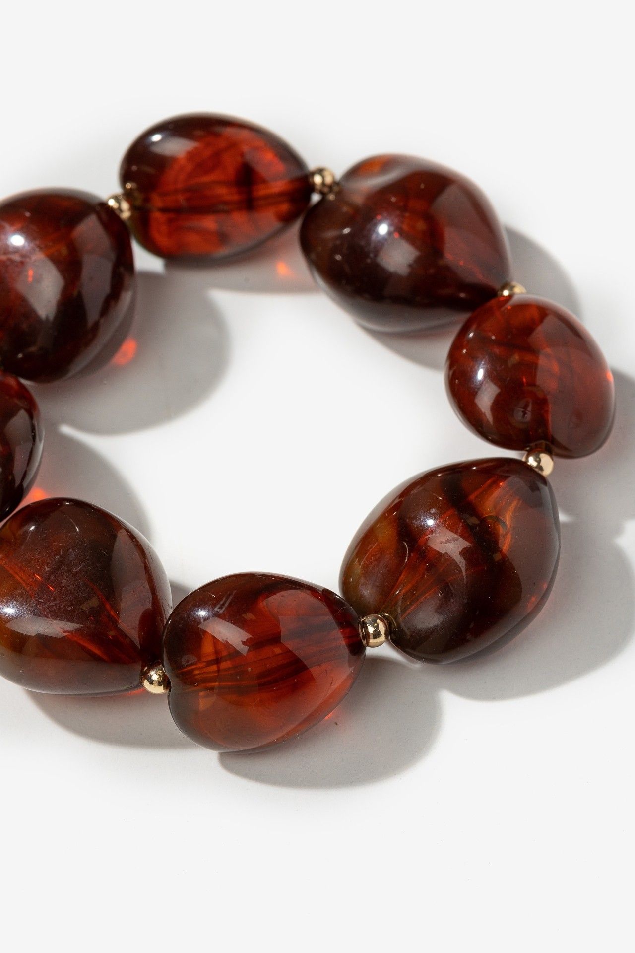 Pulsera Vilanova ámbar con cuentas grandes translúcidas y detalles dorados